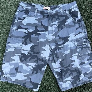 Wrangler  relaxed fit stretch grey  camo cargo shorts EUC